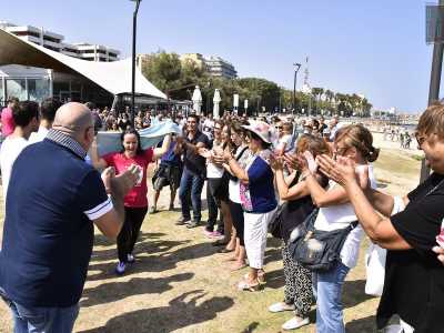 Poi una volta usciti attraversano un corridoio umano creato da chi sta assistendo alla celebrazione facendosi spazio al grido di �Alleluia�
